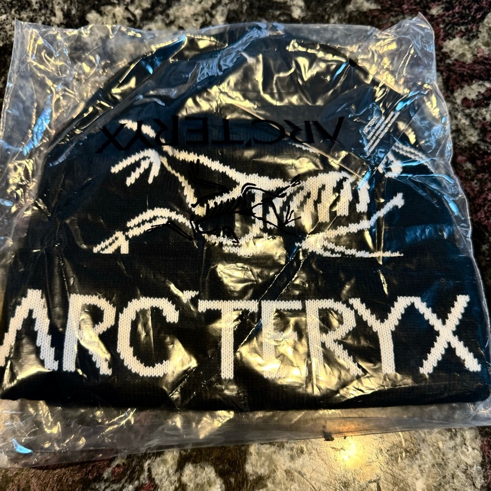 Arc’teryx beanie new in package with tag.